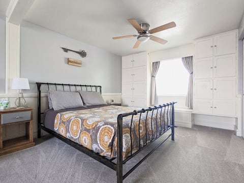 Fast WiFi, King bed, eco-conscious, BIG Zion home