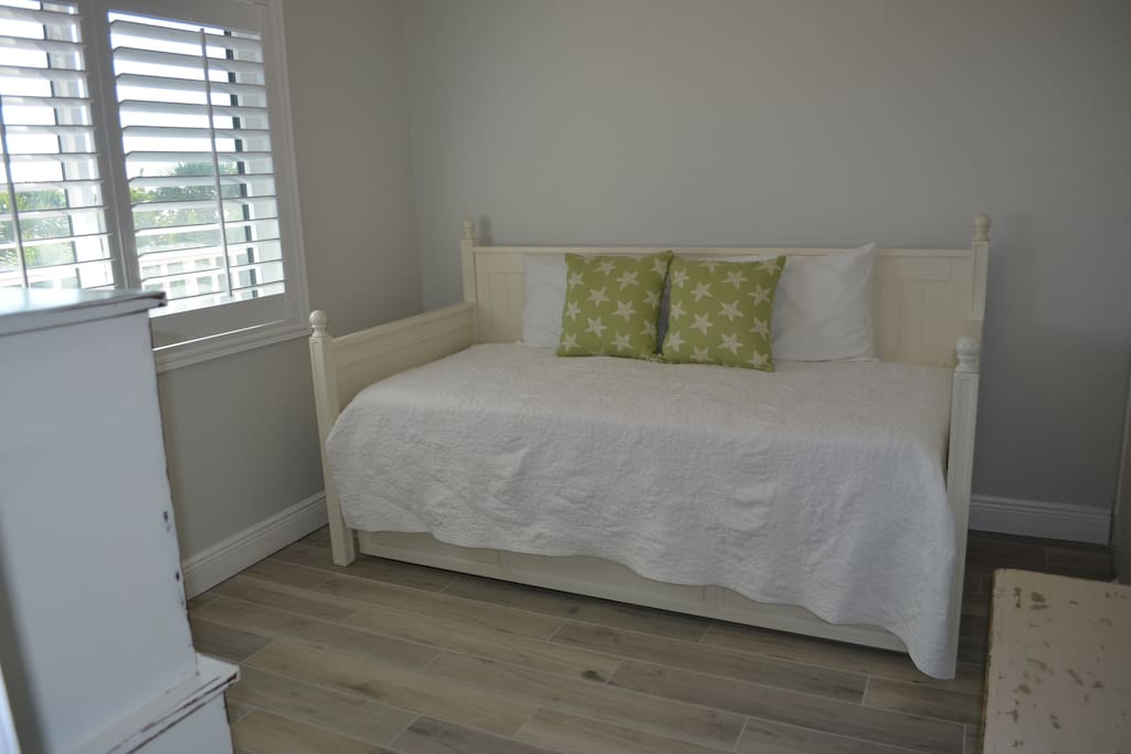 3rd Bedroom - trundle with 2 twin mattresses