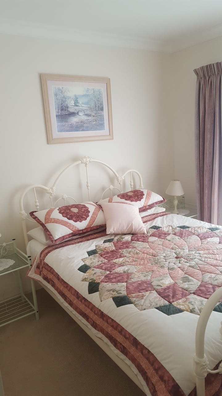 2 hours to Gold Coast + brekky Bed and breakfasts for Rent in