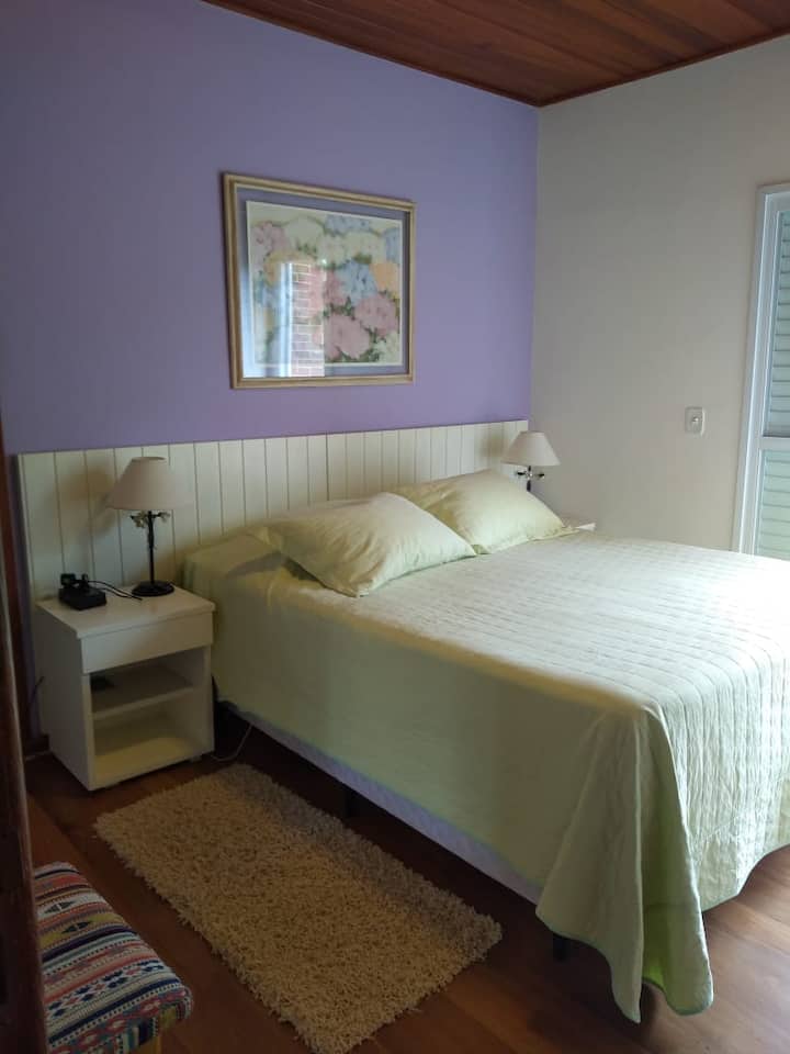 1号套房的卧室-标准双人床。客房设有阳台。