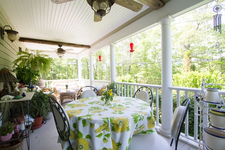 CanoeLake Studio in LI wine country