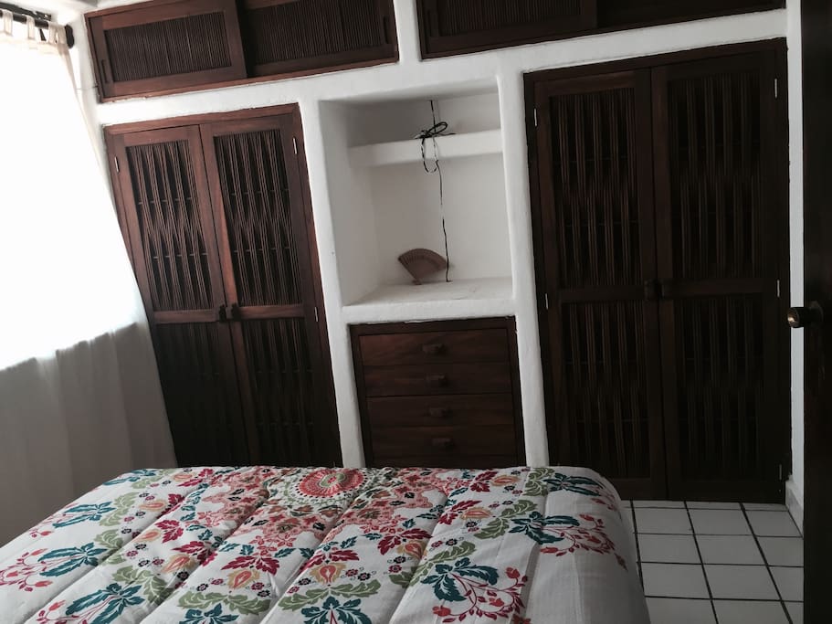 Recámara principal con cama Quin Size y closet de Madera de Parota