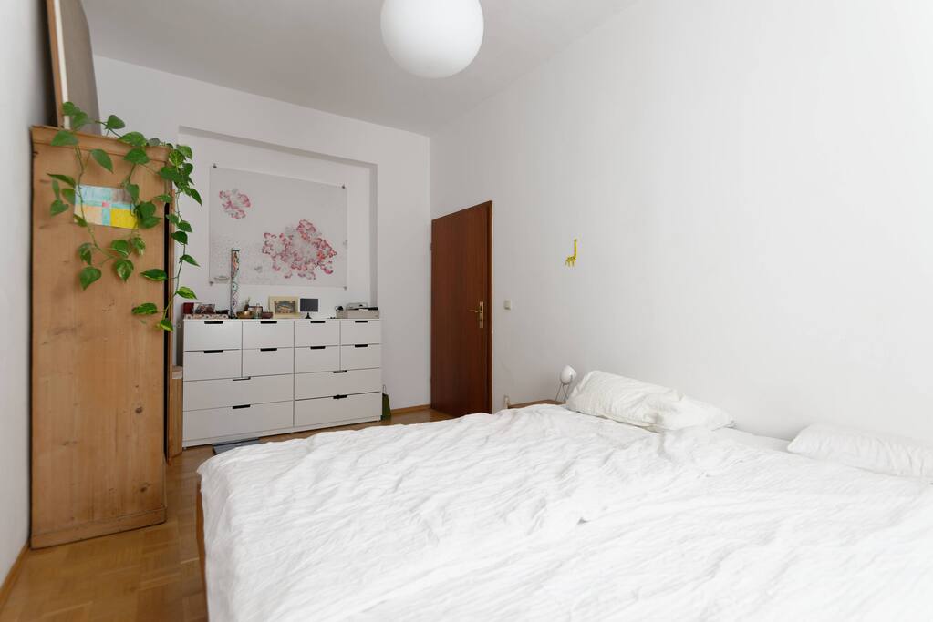 Schlafzimmer mit 200/220 cm grossem Bett