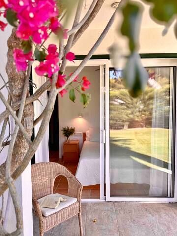 Casa con jardín privado, piscina, junto a la playa