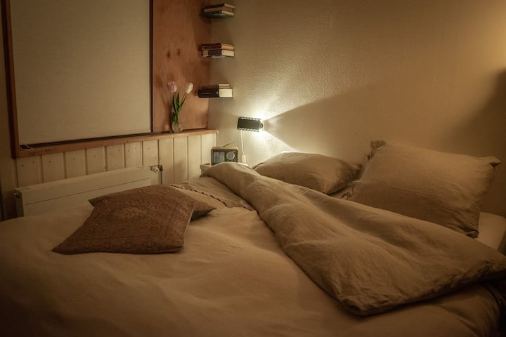 Chumba cha kulala chenye starehe na kitanda aina ya queen na godoro zuri.