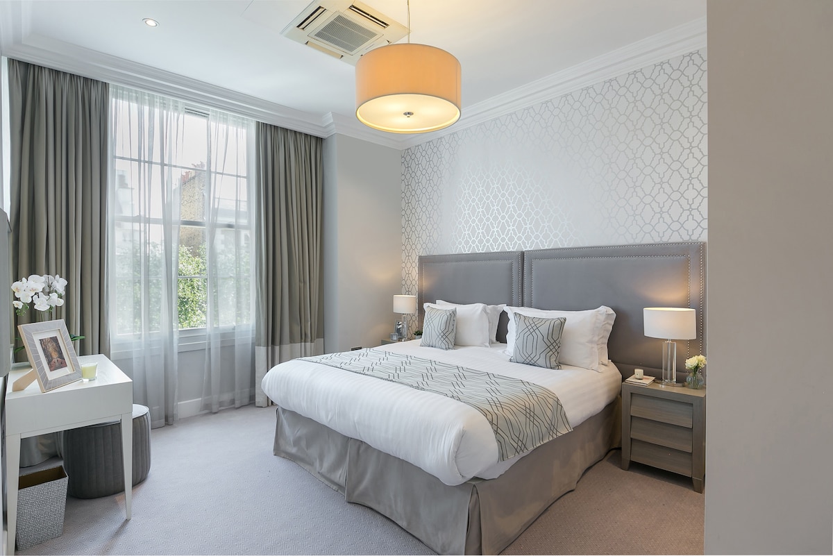 Apartmán ponúka dve príjemné spálne:
– Jedna s manželskou posteľou a šatníkom
– Druhá s dvoma samostatnými lôžkami, ideálna pre deti alebo priateľov, ktorí cestujú spolu