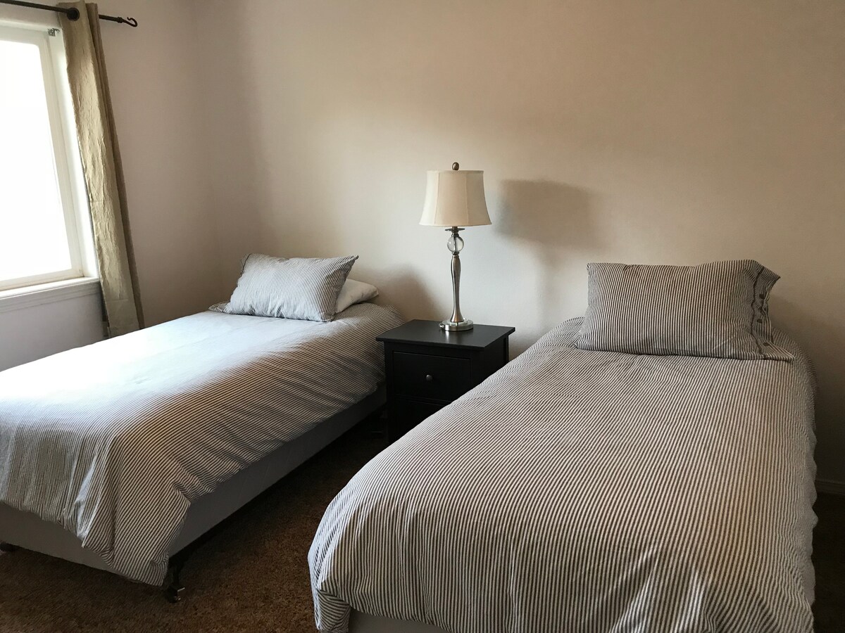 带两张单人床的第三间卧室