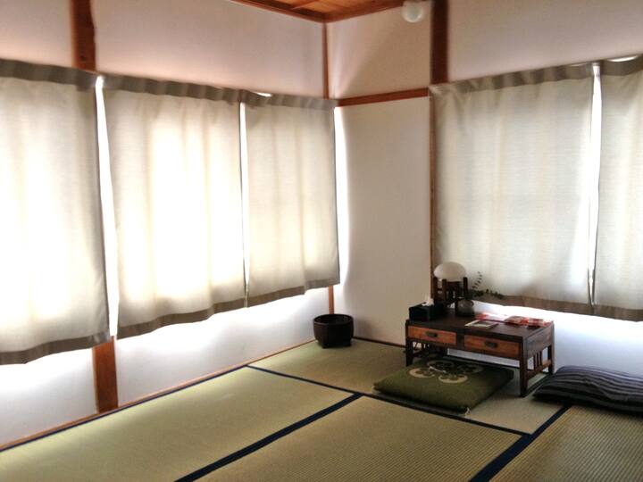 Nach Süden ausgerichtetes japanisches 6-Tatami-Mat-Mat-Zimmer. Ideal für eine Familie oder 3 Freunde.