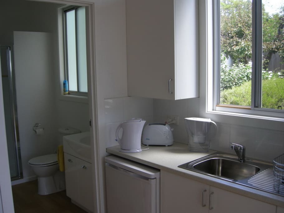 Kitchenette and en-suite