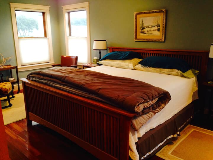 سرير كينج مريح مع نوافذ على جانبي الغرفة. إطلالات رائعة.