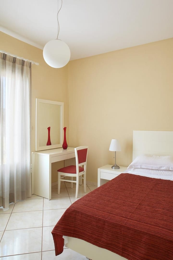 חדר שינה זוגי שנפתח למרפסת עם פינת ישיבה