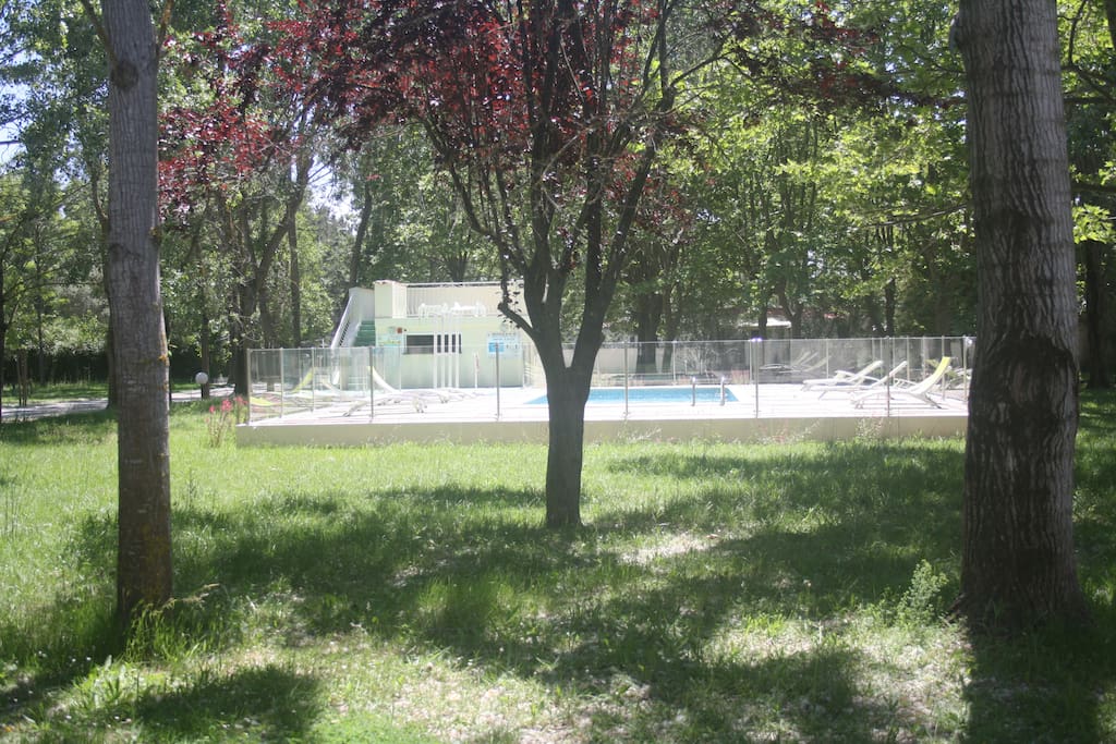 Vue de la mini villa vers la piscine