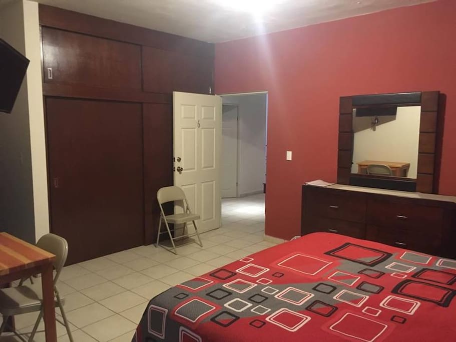 Recamara de la Suite con cama Kingsize, colchón inflable, pantalla TV señal de cable, internet, balcón con vista a la calle y Closet