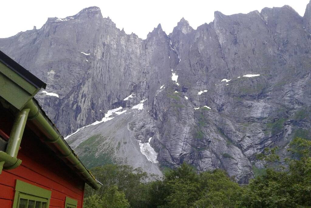 Spektakulær utsikt fra veranda til Trollveggen / Spectacular views from porch to Trollveggen
