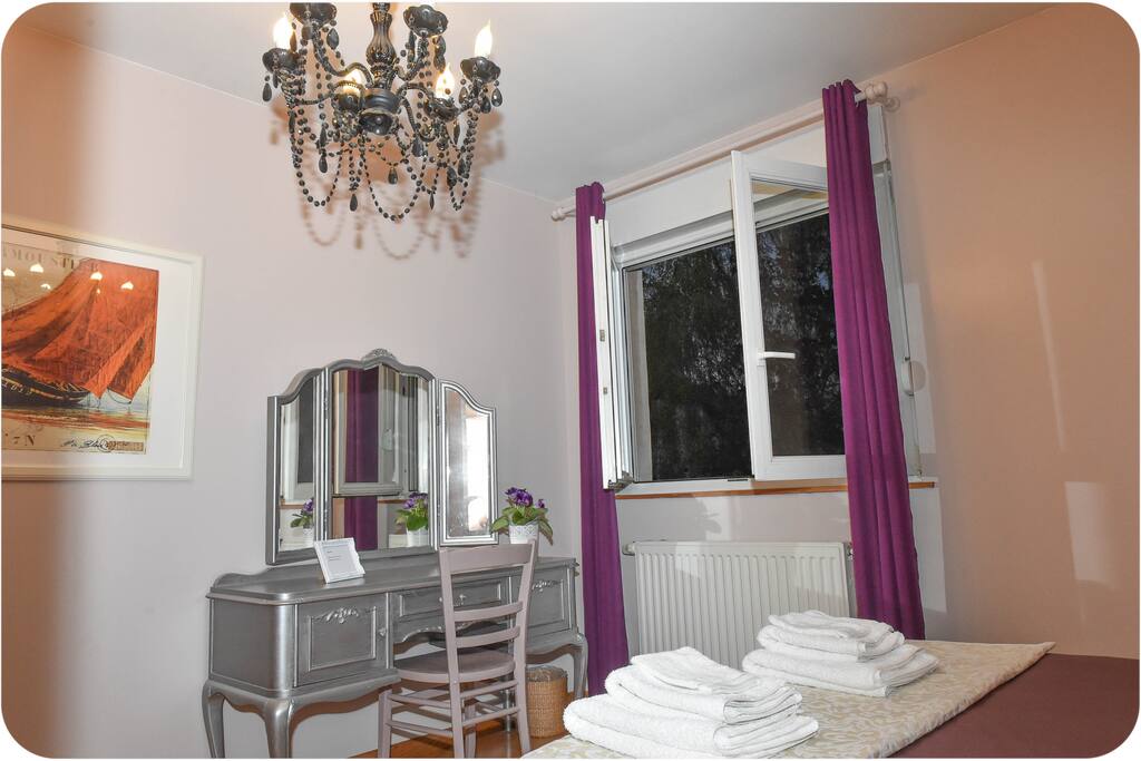 chambre bien équipé, linge de toilette, bureau