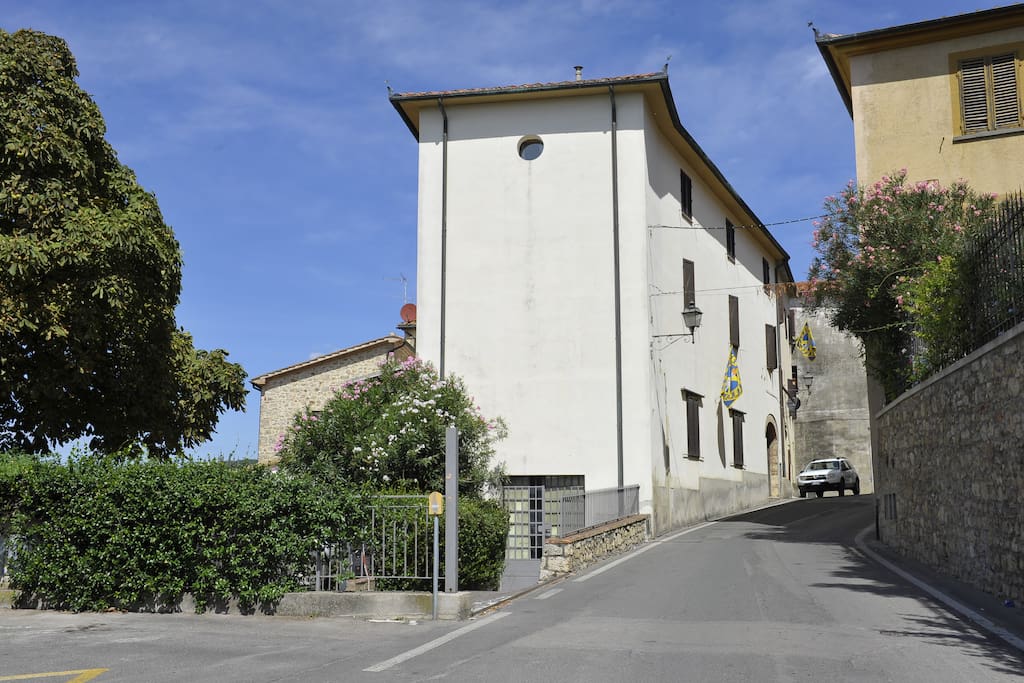 Palazzina vista da via Norma Parenti