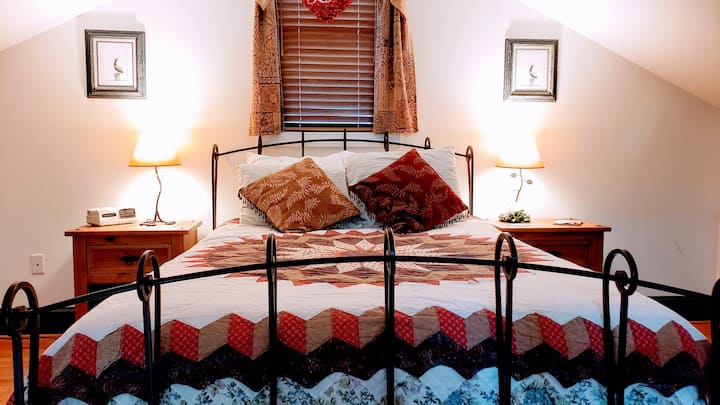 Kitanda cha ukubwa wa malkia katika roshani