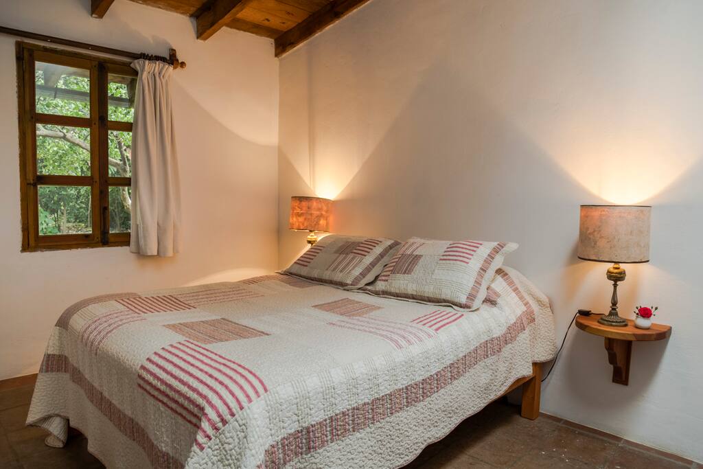 Recamara principal con una cama Queen size.