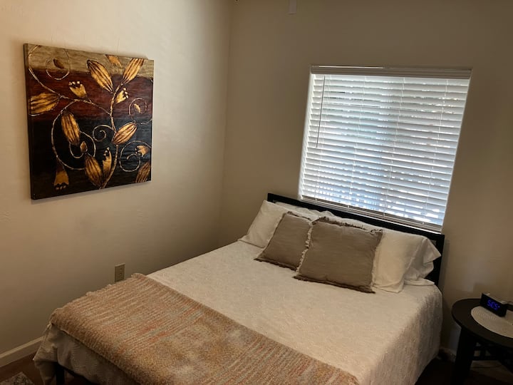 Спалня до входа с двойно легло