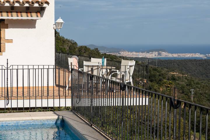 Rustic villa in Mas Nou for 8 guests gallery image 2