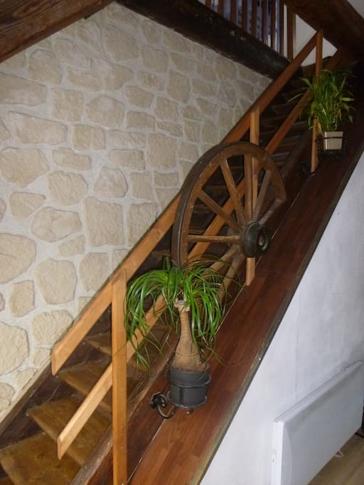 Joli duplex avec ses escaliers en bois