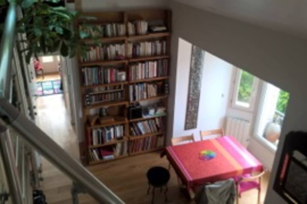 coin repas dans le salon vu de la mezzanine