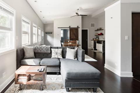Private, Charming, Coach House Loft in Andersonville