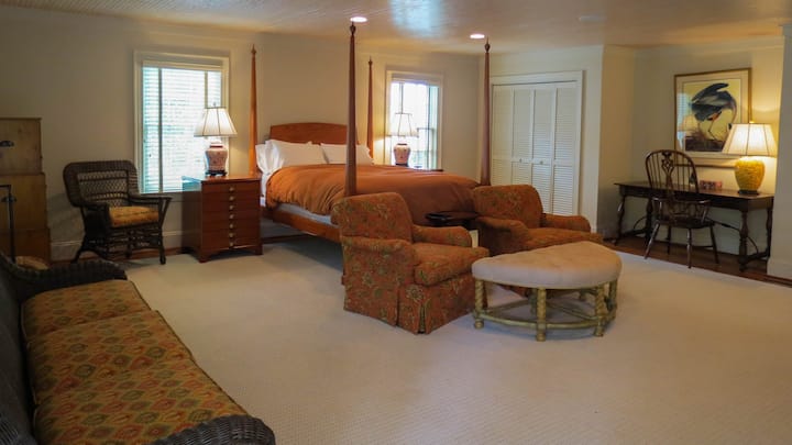 Carriage House Queen Room