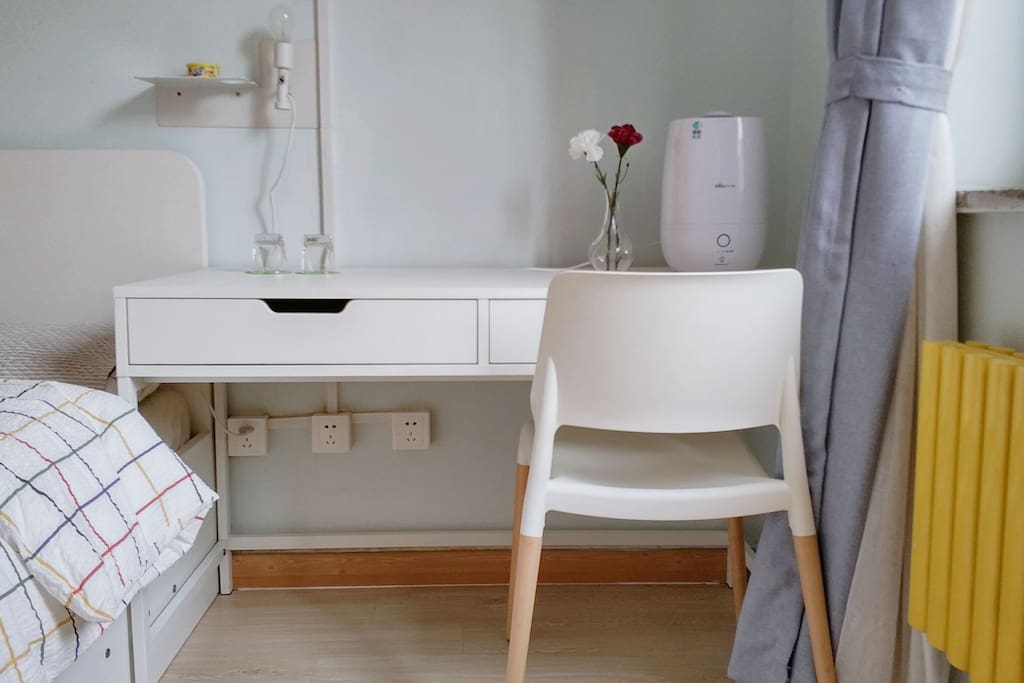 桌椅、充电口、加湿器、杯子。
Desk and chair,Charging port,Humidifier,Cup.