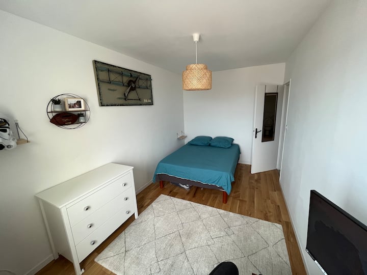 Pequeña cama doble 140x200