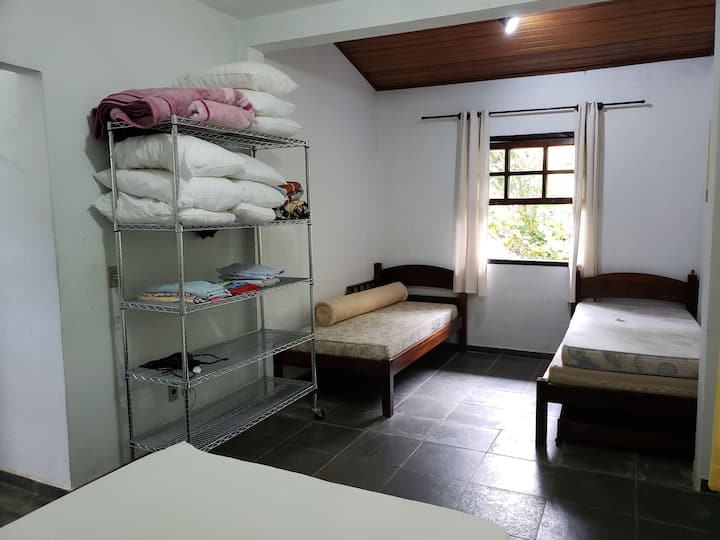 Suíte 1 - Acomodação para 5 pessoas (Cama de Casal + 2 camas solteiro + 1 Bicama) - Prateleira de Inox para organização de roupas / toalhas / etc.