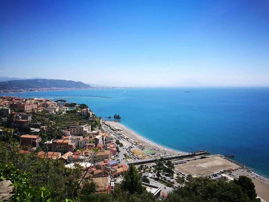 Veduta dalla strada a circa 1 Km dalla casa