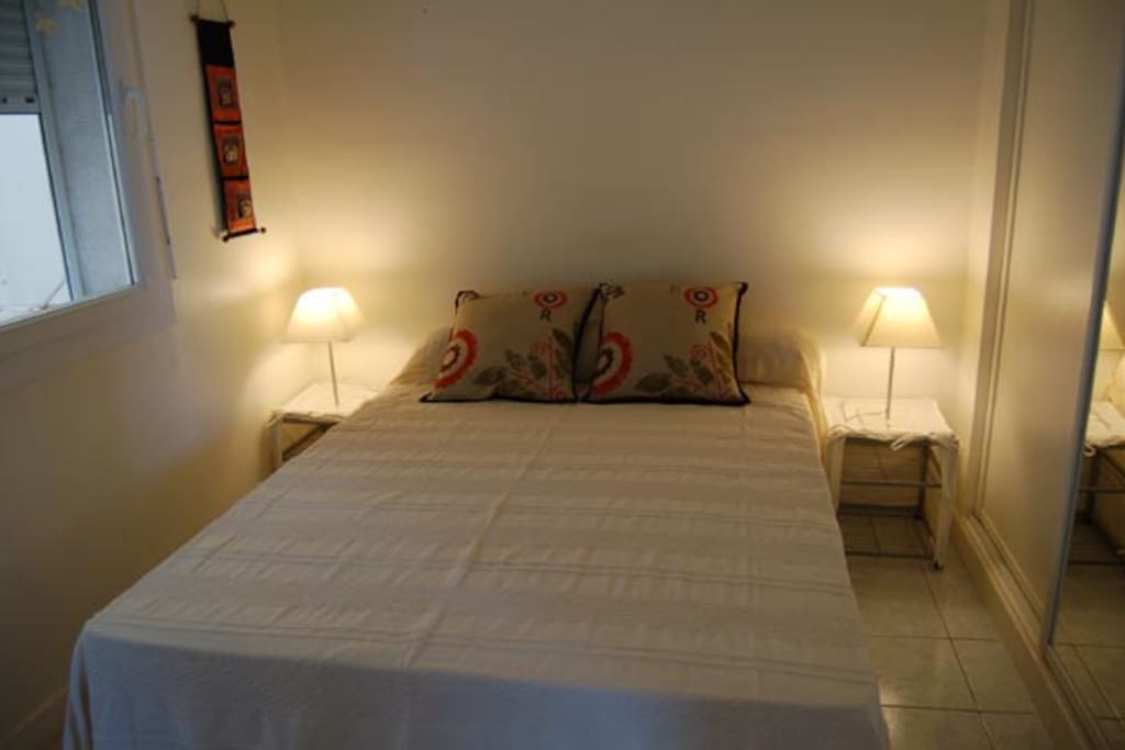 Chambre 2 - lit double et placard de rangement.