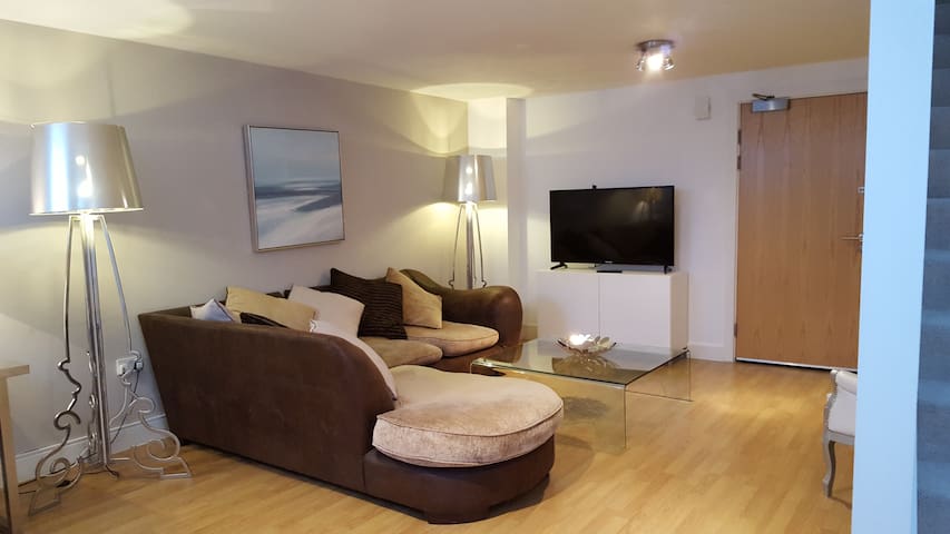 Modern & bright City centre apartment