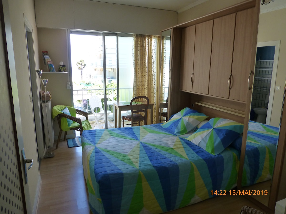 جناح - غرفة النوم الرئيسية - من غرفة النوم الثانوية.