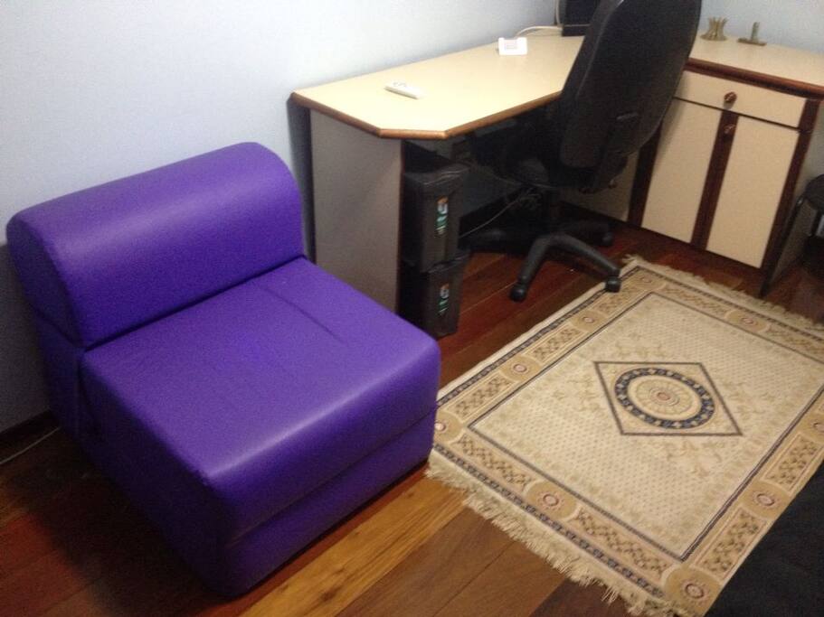 Bancada para anotações e a Poltrona-Cama de Solteiro.
