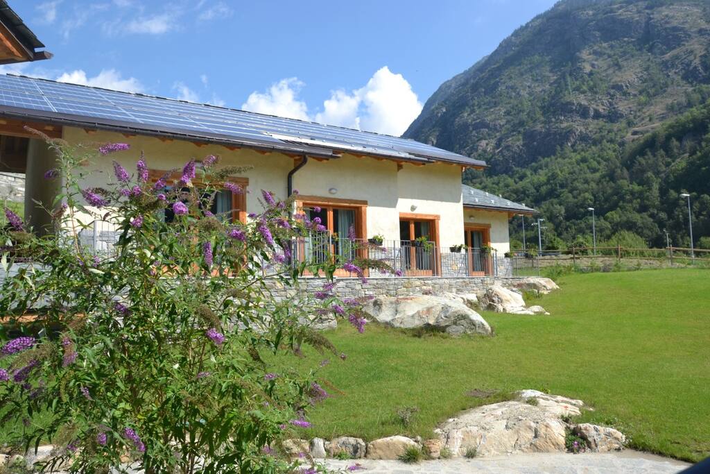 camere con angolo cottura molto luminose vista montagne