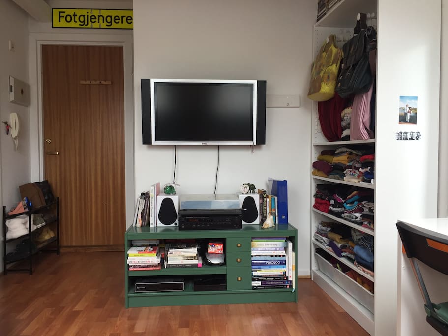 TV, platespiller og skap / Television, Vinyl-recordplayer and closet
