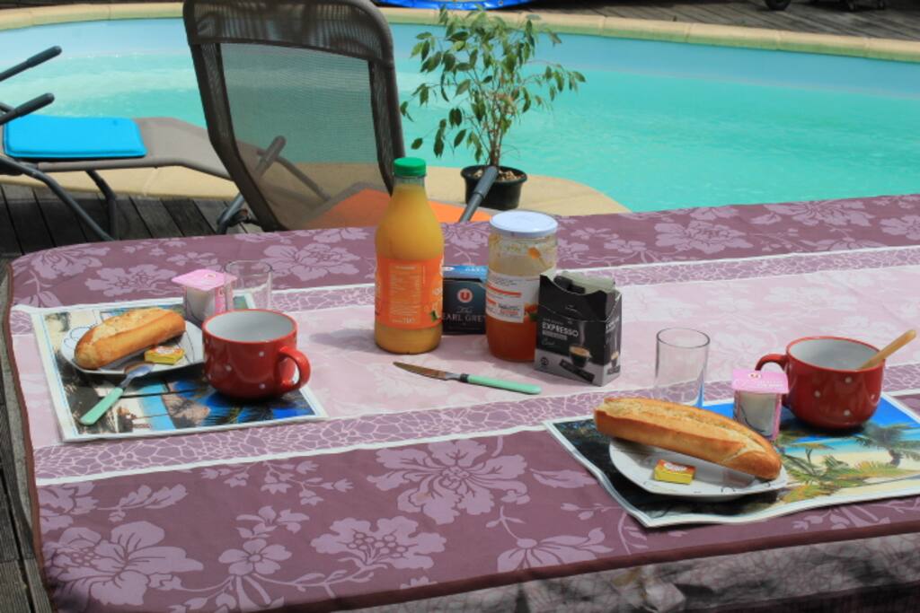 Petit déjeuner au bord de la piscine