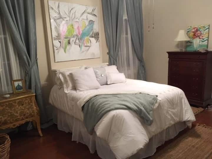 მეორე სართული მესამე საძინებელი იხსნება გვერდითა აივანზე/ გალერეაზე და ჰოლში, რომელიც სააბაზანოშია 