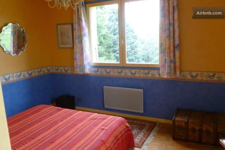 חדר שינה המשקיף על המרפסת 