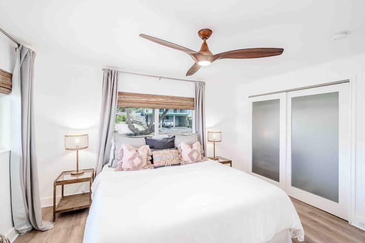 غرفة نوم رئيسية بسرير كينج فاخر لمساعدتك على الشعور بالراحة كل ليلة. هناك أيضًا مكتب للعمل عن بعد أو اللحاق برسائل البريد الإلكتروني. 