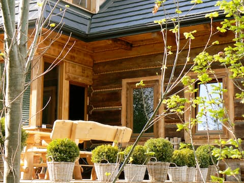 BETWEEN DESIGN AND TRADITION