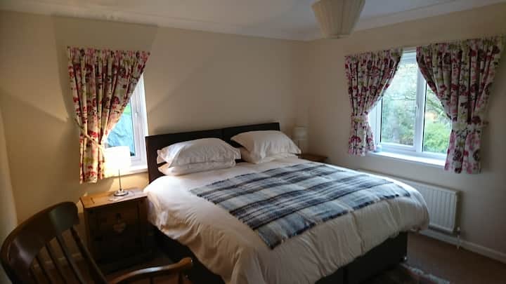 מיטת סופר קינג סייז,
חדר שינה אחד לשני אורחים.
2 מיטות יחיד זמינות על פי בקשה אם אין צורך בסופר קינג.