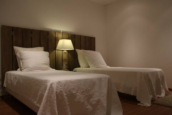 Ორადგილიანი ოთახი ბავშვებისთვის (2 საწოლი 90 ნომერში) ან 1 საწოლი 180 ნომერში
Უკანა მხარეს მდებარე ეს ოთახი აუზს არ გადაჰყურებს და ინგლისური ფანჯარა აქვს.
Აბსოლუტურად გაჩუმდით!