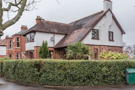 Elegant period home (Free parking and Wi-fi)