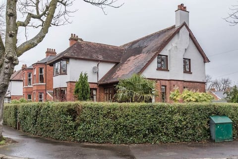 Elegant period home (Free parking and Wi-fi)