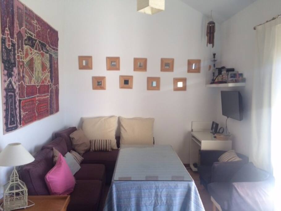 salon comedor amplio con tv pantalla plana, equipo sonido, dvd y peliculas, play station con juegos, juegos de mesa, dos sofas y dos sillones, y mesa amplia con cruceta para poner los pies en alto, una maravilla para después de esquiar...