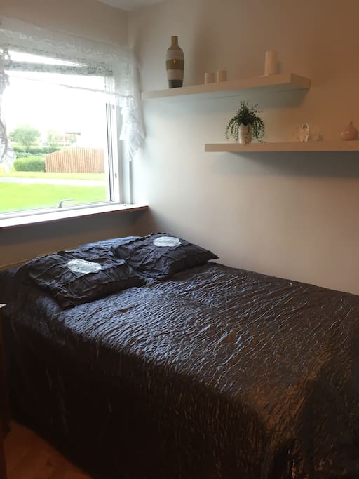 Bedroom. Queen size bed. Very comfy.