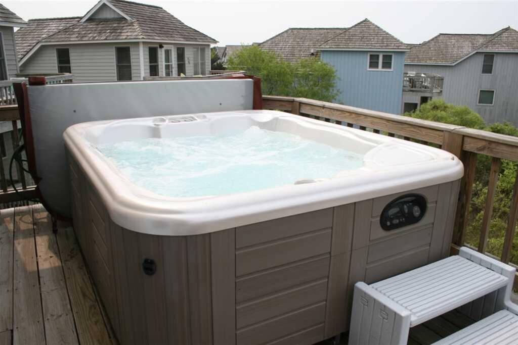 L25: Liv4 Summer II | Hot Tub